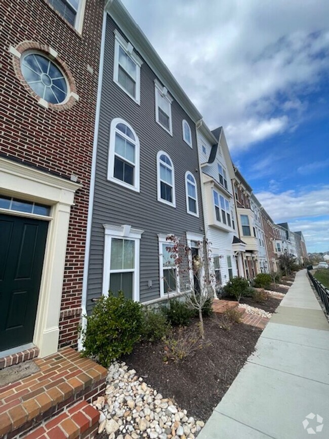 Building Photo - GORGEOUS TH IN CLARKSBURG TOWN CENTER