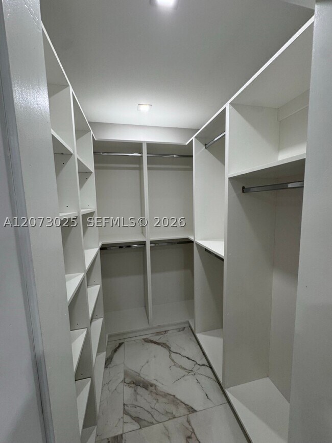 Building Photo - 15011 Coconut Ct