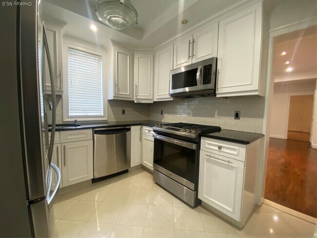 Building Photo - 84-80-84161 161st St