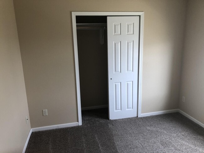 Building Photo - 704-726 26 St NW