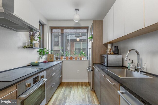 Building Photo - 1306 Hope St