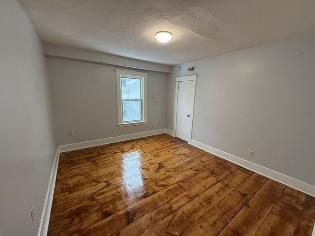 Building Photo - 82 Pine St