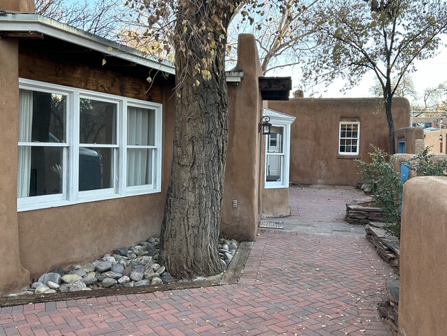 Building Photo - 515 Acequia Madre