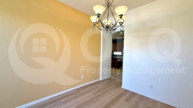 Building Photo - 2131 E Yellowstone Pl