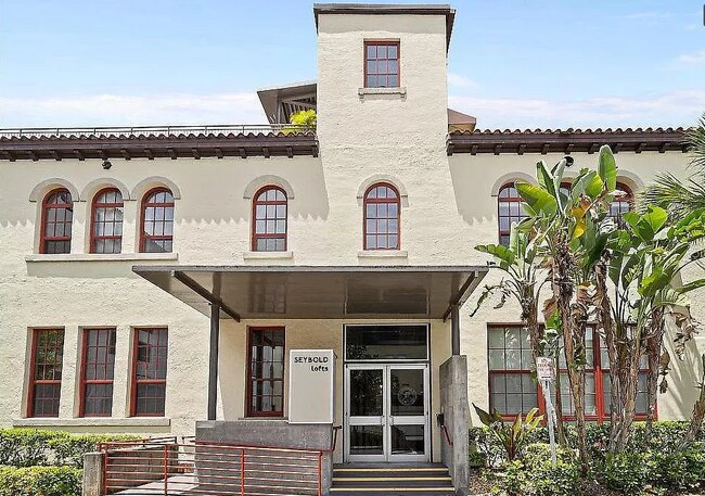 Building Photo - 1501 W Horatio St