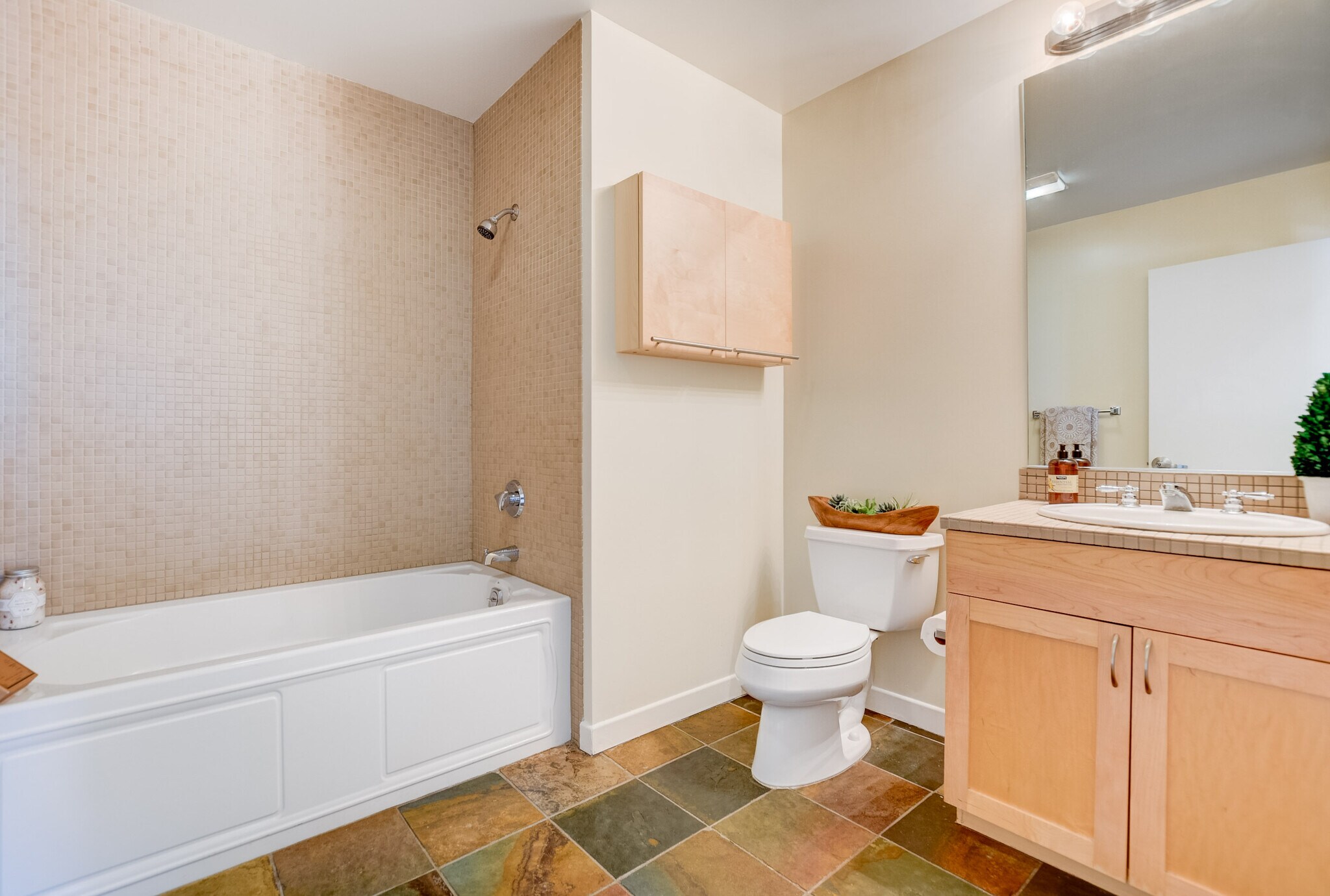 Bathroom ensuite - 1150 J St