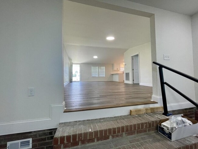 Building Photo - 312 Alvin Rd