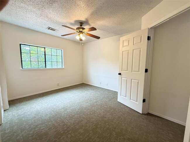 Building Photo - 107 E Moerbe
