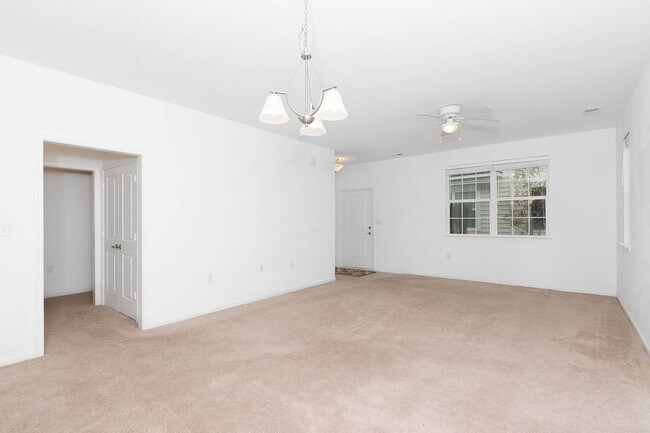Building Photo - Spacious Condo in Spence Crossing