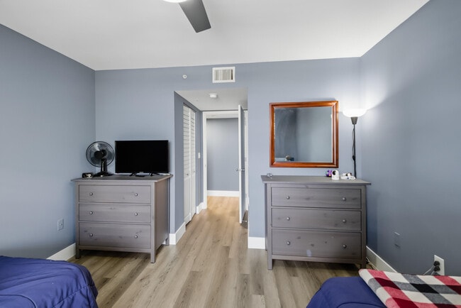 Building Photo - 520 SE 5 Ave