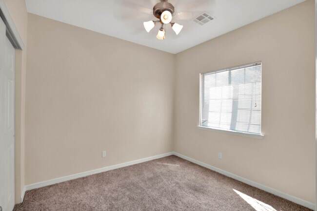 Building Photo - Adorable 3 bedroom 2.5 bath condo in Easts...