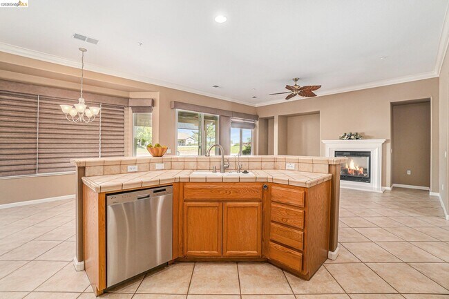 Building Photo - 599 Pomona Dr