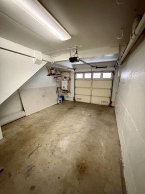 Building Photo - Urban Madison Valley three-bedroom townhome Available April 1st, 2026