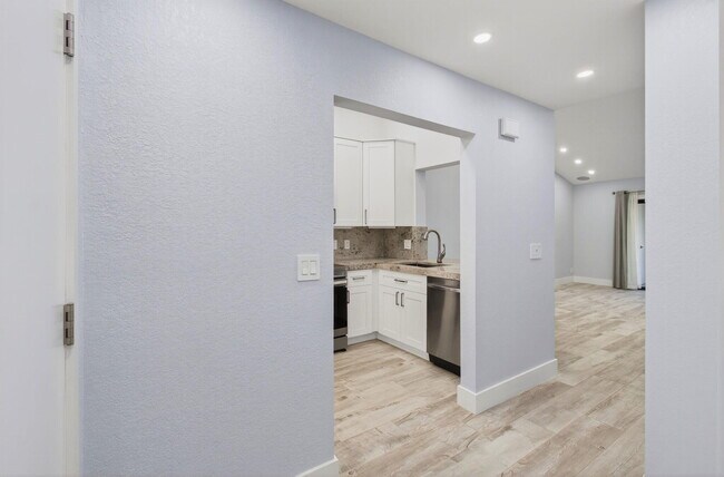 Building Photo - 3939 NE 5th Ave