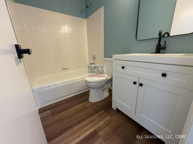 Building Photo - 5921 Fossil Dr