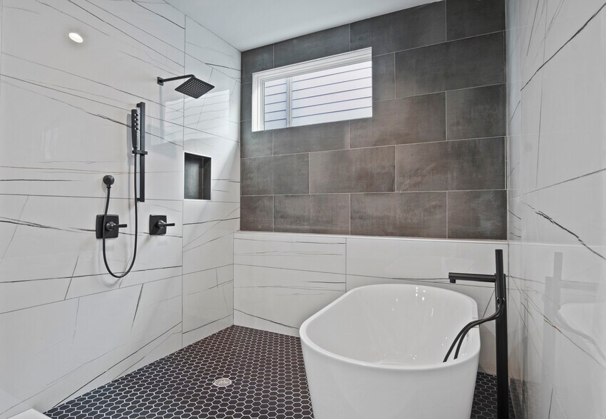 Full Bathroom - Shower and Bathub - 569 Middle St SW