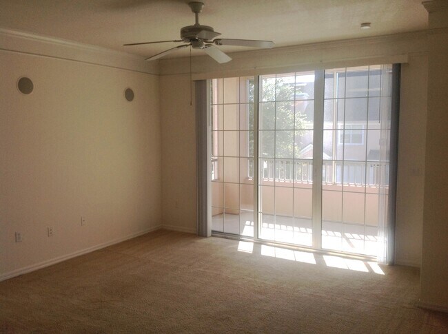 Building Photo - Hamptons At Metrowest - 2/2 Condo with balcony!!
