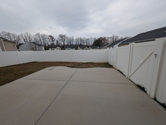 Building Photo - Spacious Townhome in Kingstree!