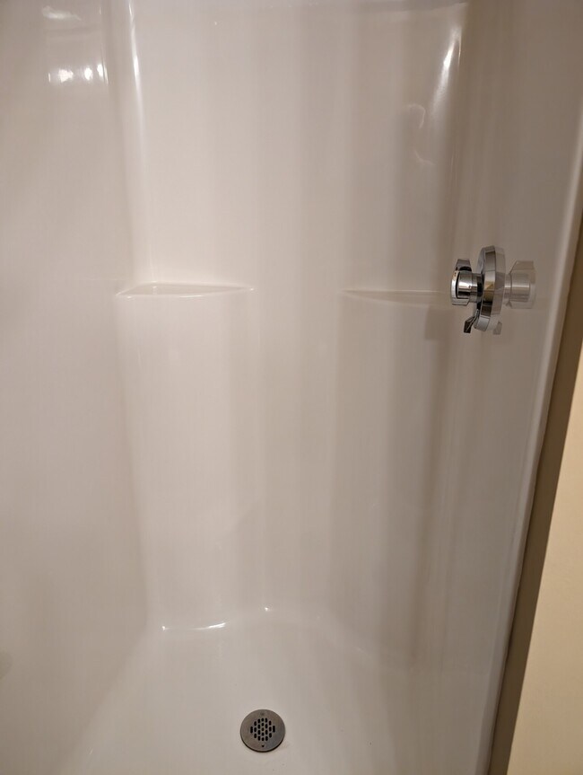 Building Photo - 100 Gibson St