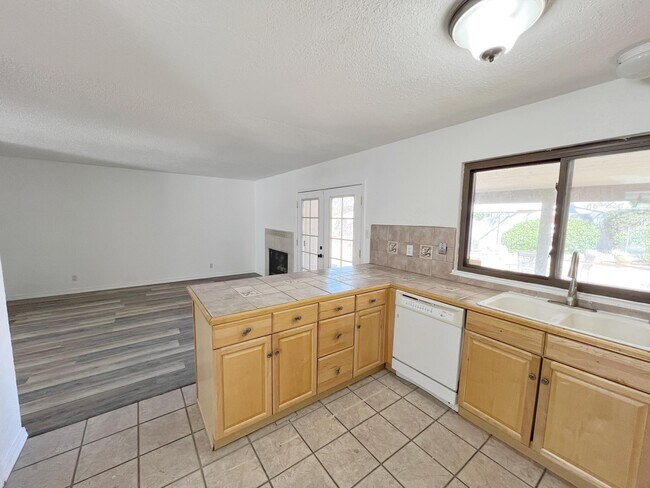 Building Photo - 7205 Avenida La Costa NE