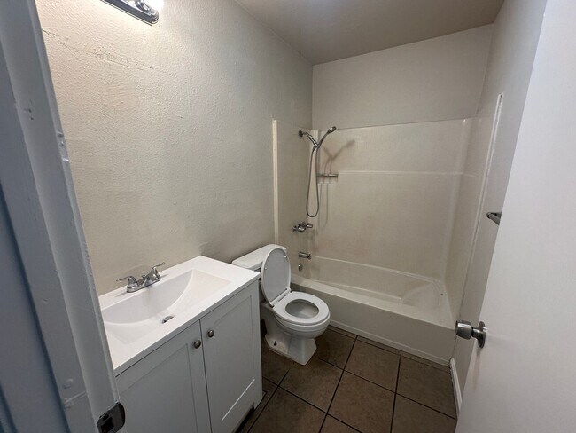 Building Photo - 1316 Hobart Dr