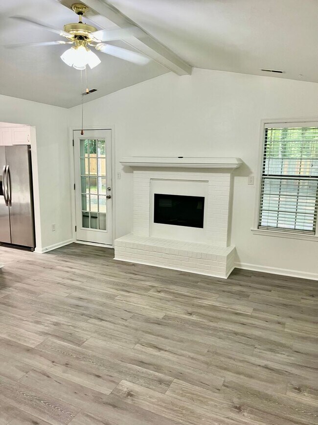 Building Photo - 3BD/2BA Home minutes from Dam Neck/Oceana Bases! Updated Throughout! Attached One Car Garage!