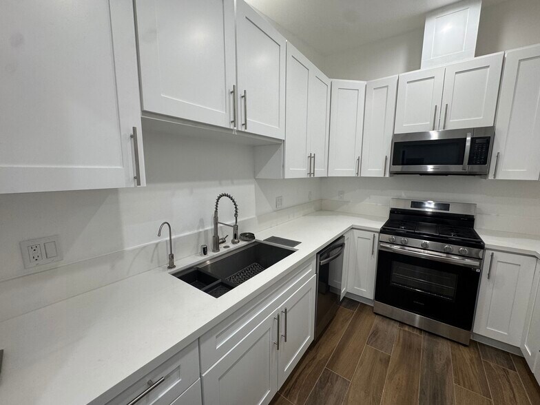 Building Photo - 6439 1/2 Graves Ave