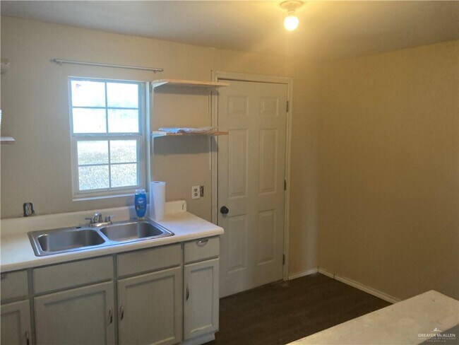 Building Photo - 9919 Villa Dr