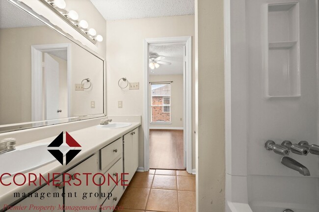 Building Photo - 2 Bed, 1.5 Bath located off of Brightside ...
