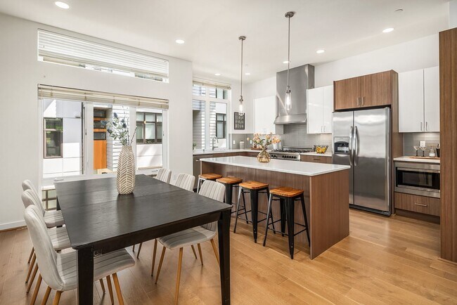 Building Photo - Fantastic Bellevue Townhouse with View...