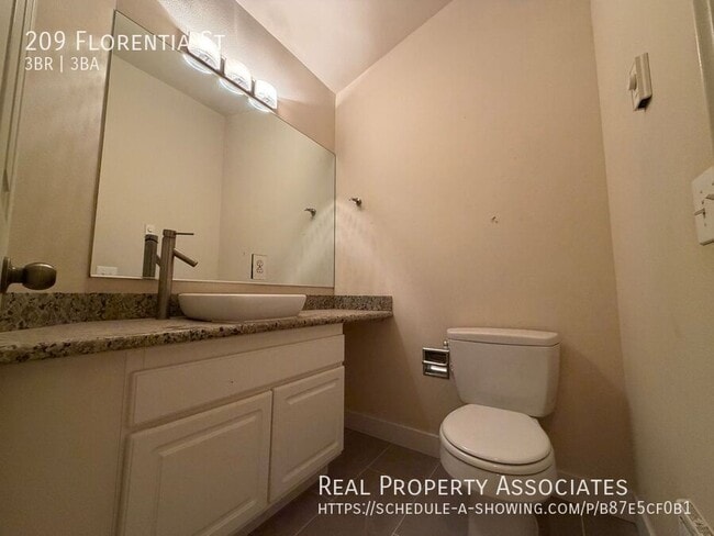 Building Photo - 209 Florentia St