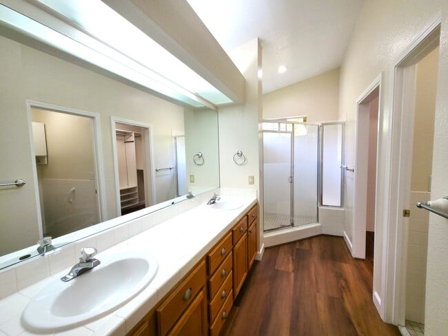 Building Photo - Beautifully Updated 3 Bedroom 2 Bath Updat...