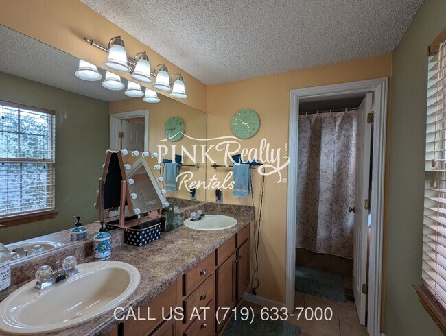 Building Photo - 8560 Avens Cir