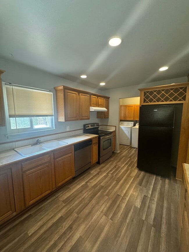 Building Photo - Conveniently located 3-bedroom 1-bathroom ...