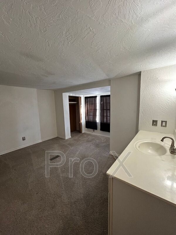 Building Photo - 24 Skyline Dr