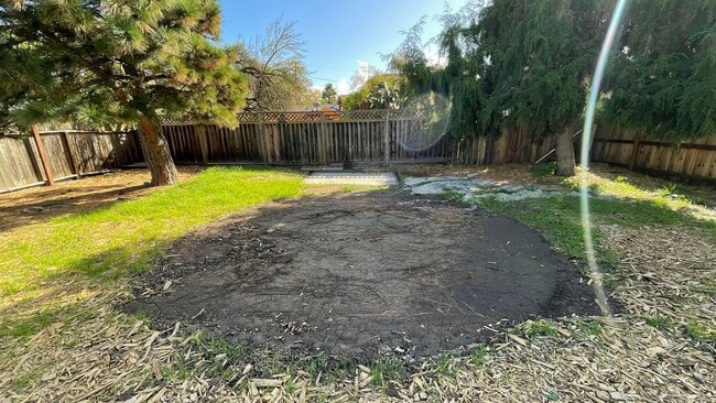 Building Photo - Charming 2 bedroom 1 bathroom home in Concord