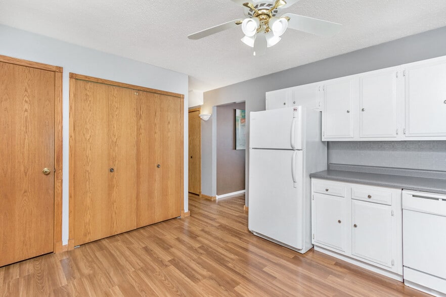 Building Photo - 1930 Center St W