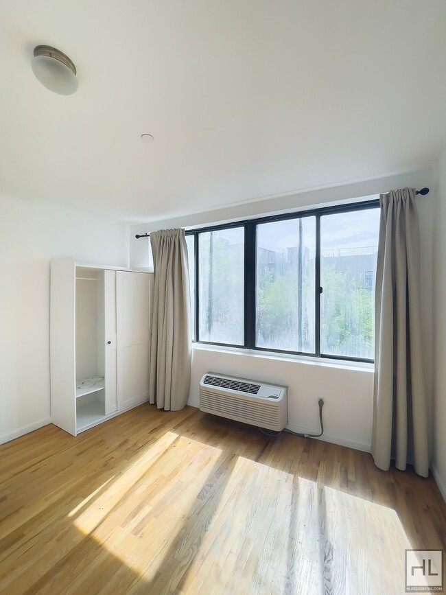 Building Photo - Spacious Sunlit 2-Bed 1-Bath / Great Bushw...