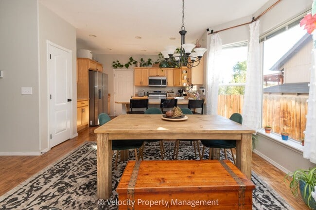 Building Photo - Single Level SW Redmond Home!