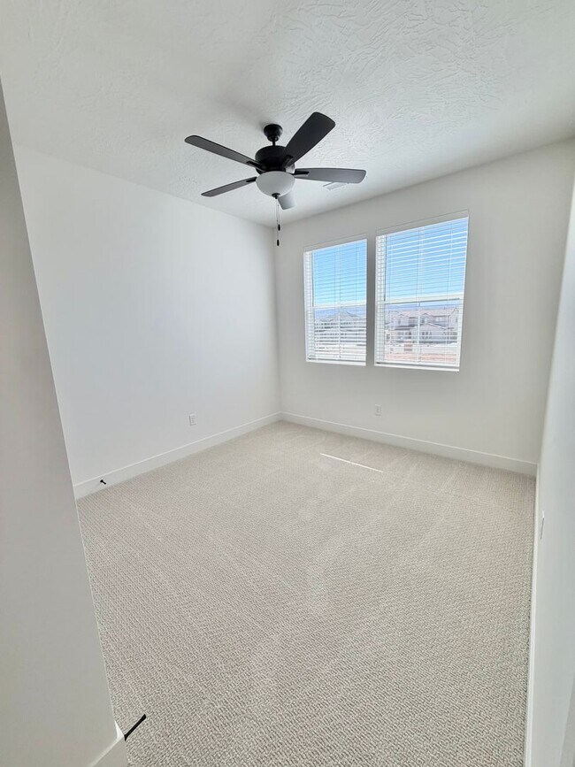 Building Photo - Desert Color 4 Bed Home!