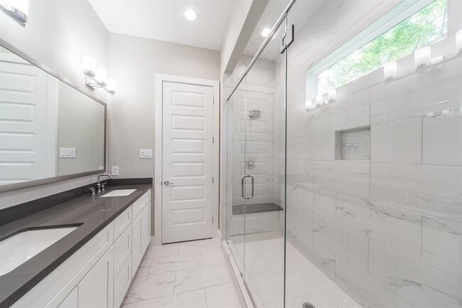 Building Photo - 2149 Hoskins Dr