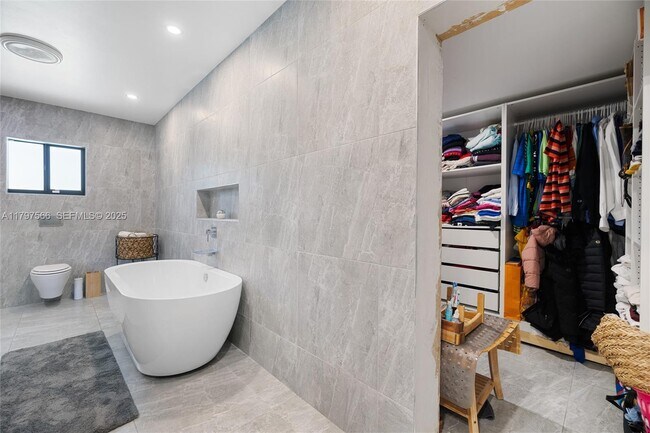 Building Photo - 20375 NE 22nd Pl