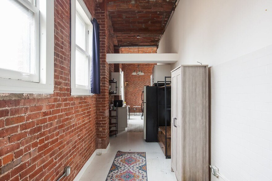 Building Photo - 215 W 7th St