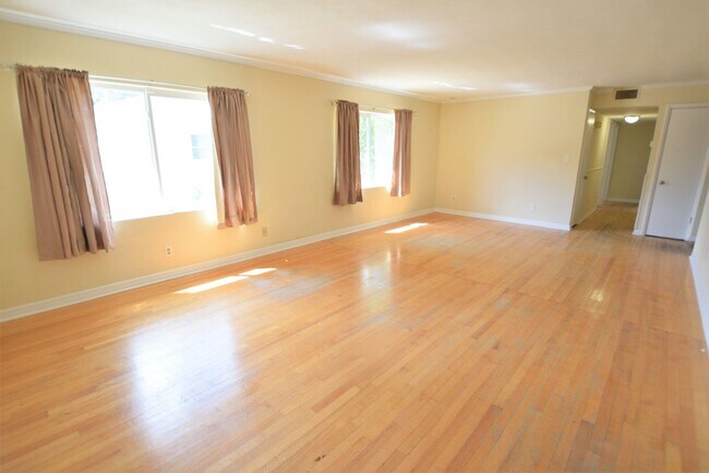 Building Photo - Charming 3-Bedroom Home with Huge Fenced Y...