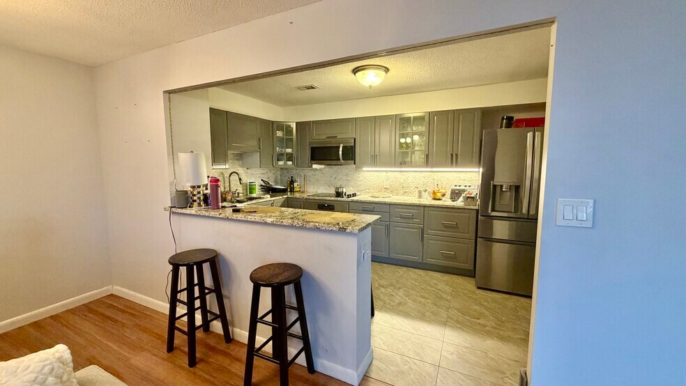 Building Photo - 1004 Paradise Rd