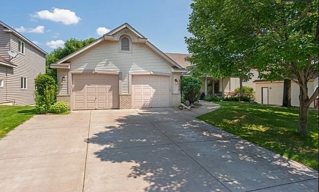 Building Photo - 1255 Fallbrook Ln