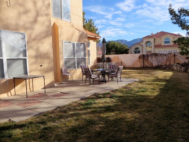 Building Photo - Beautiful 3 bedroom 2 bathroom home.