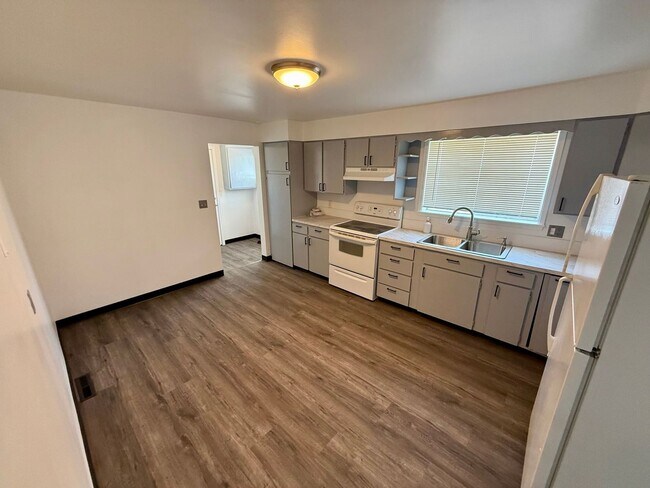 Building Photo - For Rent: 2 Bedroom, 1 Bathroom Home with Garage and Large Yard