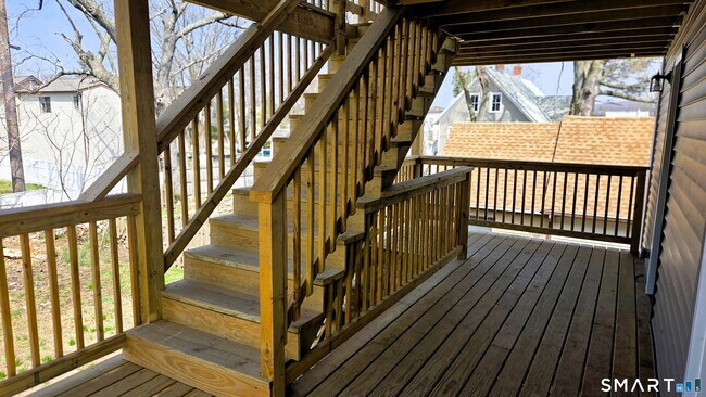 Building Photo - 14 Meadow St