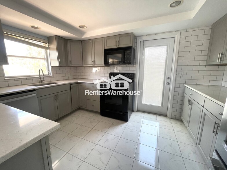 Building Photo - 561 Tarawitt Dr